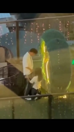 吃东莞常平百花时代广场网红天台，小情侣这么快就忍耐不住了吗？在天台做这种事 截图13