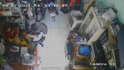 黑客破解摄像头监控偷拍 电脑维修店内夫妻口爆啪啪 超刺激！ 截图13