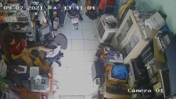 黑客破解摄像头监控偷拍 电脑维修店内夫妻口爆啪啪 超刺激！ 截图15