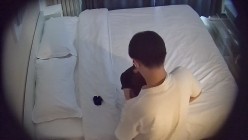 高校附近安防酒店偷拍学生情侣开房清纯眼镜学妹穿着黑丝给男友打飞机被哄骗插入哭了 截图1