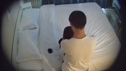 高校附近安防酒店偷拍学生情侣开房清纯眼镜学妹穿着黑丝给男友打飞机被哄骗插入哭了 截图2