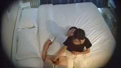 高校附近安防酒店偷拍学生情侣开房清纯眼镜学妹穿着黑丝给男友打飞机被哄骗插入哭了 截图6