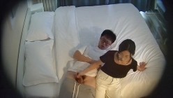 高校附近安防酒店偷拍学生情侣开房清纯眼镜学妹穿着黑丝给男友打飞机被哄骗插入哭了 截图8