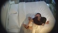 高校附近安防酒店偷拍学生情侣开房清纯眼镜学妹穿着黑丝给男友打飞机被哄骗插入哭了 截图10