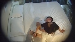 高校附近安防酒店偷拍学生情侣开房清纯眼镜学妹穿着黑丝给男友打飞机被哄骗插入哭了 截图11