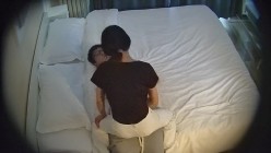 高校附近安防酒店偷拍学生情侣开房清纯眼镜学妹穿着黑丝给男友打飞机被哄骗插入哭了 截图12