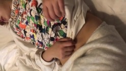 表妹午睡时偷偷跑到她房间摸一下她那A罩杯的小奶子,经常摸揉可以促进生长 截图1