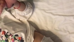 表妹午睡时偷偷跑到她房间摸一下她那A罩杯的小奶子,经常摸揉可以促进生长 截图2