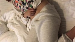 表妹午睡时偷偷跑到她房间摸一下她那A罩杯的小奶子,经常摸揉可以促进生长 截图5