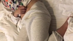 表妹午睡时偷偷跑到她房间摸一下她那A罩杯的小奶子,经常摸揉可以促进生长 截图7