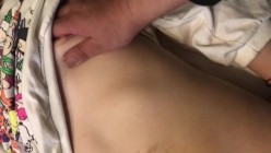 表妹午睡时偷偷跑到她房间摸一下她那A罩杯的小奶子,经常摸揉可以促进生长 截图11