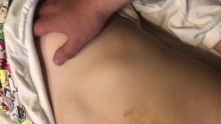 表妹午睡时偷偷跑到她房间摸一下她那A罩杯的小奶子,经常摸揉可以促进生长 截图14