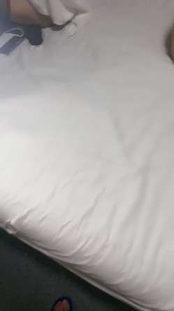 调教漂亮小姐姐！穿上黑丝高跟鞋！尿尿双女舌吻，前后夹击操逼，扶腰站立后入爆插 截图4