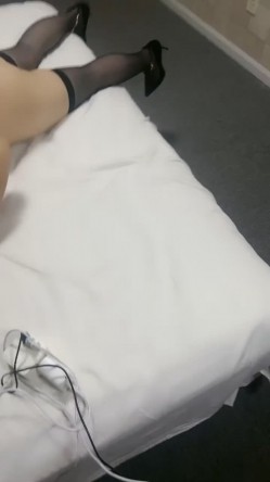调教漂亮小姐姐！穿上黑丝高跟鞋！尿尿双女舌吻，前后夹击操逼，扶腰站立后入爆插 截图14
