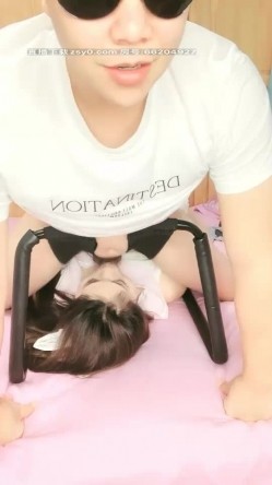 吸精小奴隶高颜值美少妇居家啪啪，情趣椅口交舔蛋插嘴假屌双洞齐插爆菊 截图9