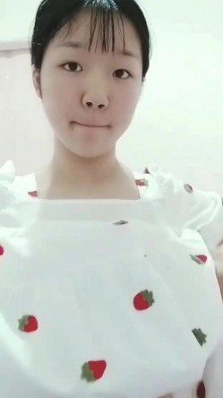大奶妹给男友发的私密视频被泄漏,给男友表演绝活，自己可以含住自己奶头 截图1