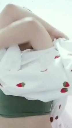 大奶妹给男友发的私密视频被泄漏,给男友表演绝活，自己可以含住自己奶头 截图2