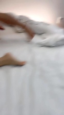 小少妇的3P生活，全程露脸先洗澡后啪啪，舔逼的活交给小弟，轮到草逼了大哥先上，各种体位爆草抽插浪叫不止 截图13