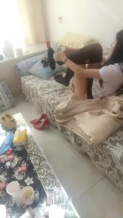 黑丝大长腿良家美少妇老公出差,约了情夫来家爆艹,居家环境十分真实 截图1