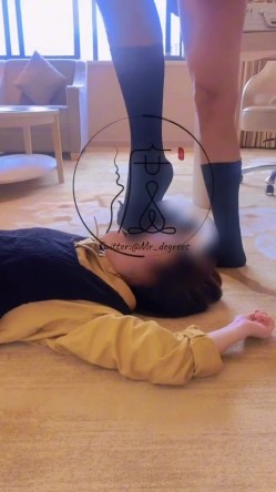 推特潮汕DOM绿帽调教大神【渡先生】私拍，各种羞辱M贱母狗，圣水口水毒龙吞精踩脸臭袜终极玩肏 截图1