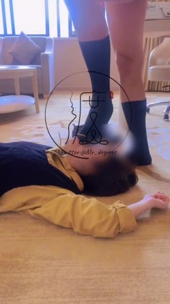 推特潮汕DOM绿帽调教大神【渡先生】私拍，各种羞辱M贱母狗，圣水口水毒龙吞精踩脸臭袜终极玩肏 截图2