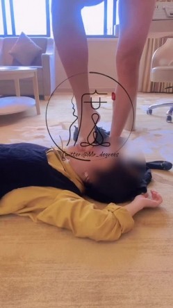 推特潮汕DOM绿帽调教大神【渡先生】私拍，各种羞辱M贱母狗，圣水口水毒龙吞精踩脸臭袜终极玩肏 截图3