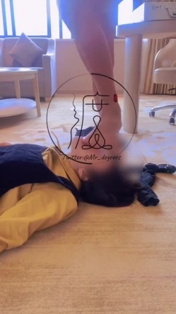 推特潮汕DOM绿帽调教大神【渡先生】私拍，各种羞辱M贱母狗，圣水口水毒龙吞精踩脸臭袜终极玩肏 截图4