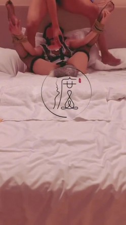 推特潮汕DOM绿帽调教大神【渡先生】私拍，各种羞辱M贱母狗，圣水口水毒龙吞精踩脸臭袜终极玩肏 截图13