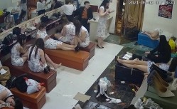 夜场后台偷拍休息间众妹子换衣,环肥燕瘦美女如云 截图1