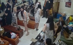 夜场后台偷拍休息间众妹子换衣,环肥燕瘦美女如云 截图4