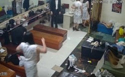 夜场后台偷拍休息间众妹子换衣,环肥燕瘦美女如云 截图6