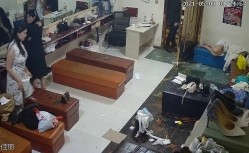 夜场后台偷拍休息间众妹子换衣,环肥燕瘦美女如云 截图7