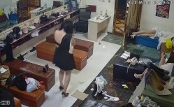 夜场后台偷拍休息间众妹子换衣,环肥燕瘦美女如云 截图8