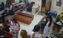 夜场后台偷拍休息间众妹子换衣,环肥燕瘦美女如云 截图9