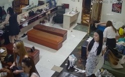 夜场后台偷拍休息间众妹子换衣,环肥燕瘦美女如云 截图10