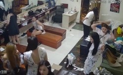 夜场后台偷拍休息间众妹子换衣,环肥燕瘦美女如云 截图11