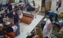夜场后台偷拍休息间众妹子换衣,环肥燕瘦美女如云 截图13