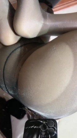 拥有很夸张的小蛮腰，顶级丝足美腿 长腿腿精女神-粉色的猪 1000P及长视频，一张妖艳的娃娃脸 顶级尤物，罕见三点全露 截图5