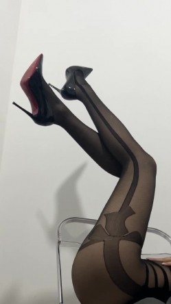 拥有很夸张的小蛮腰，顶级丝足美腿 长腿腿精女神-粉色的猪 1000P及长视频，一张妖艳的娃娃脸 顶级尤物，罕见三点全露 截图6