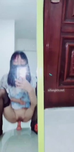 出道即巅峰新人露脸推特顶B王，人瘦奶大小魔女【蒂米】定制私拍，裸舞顶胯，道具紫薇无套啪啪内射 截图5