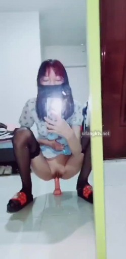 出道即巅峰新人露脸推特顶B王，人瘦奶大小魔女【蒂米】定制私拍，裸舞顶胯，道具紫薇无套啪啪内射 截图6
