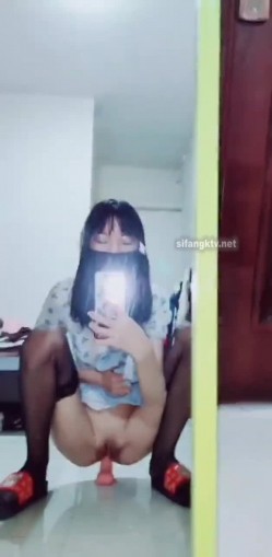 出道即巅峰新人露脸推特顶B王，人瘦奶大小魔女【蒂米】定制私拍，裸舞顶胯，道具紫薇无套啪啪内射 截图7