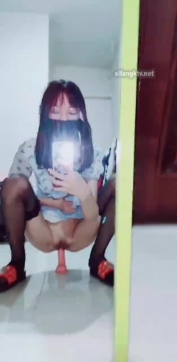 出道即巅峰新人露脸推特顶B王，人瘦奶大小魔女【蒂米】定制私拍，裸舞顶胯，道具紫薇无套啪啪内射 截图10