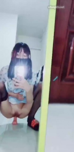 出道即巅峰新人露脸推特顶B王，人瘦奶大小魔女【蒂米】定制私拍，裸舞顶胯，道具紫薇无套啪啪内射 截图12