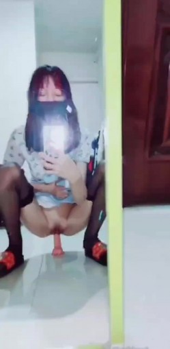 出道即巅峰新人露脸推特顶B王，人瘦奶大小魔女【蒂米】定制私拍，裸舞顶胯，道具紫薇无套啪啪内射 截图13