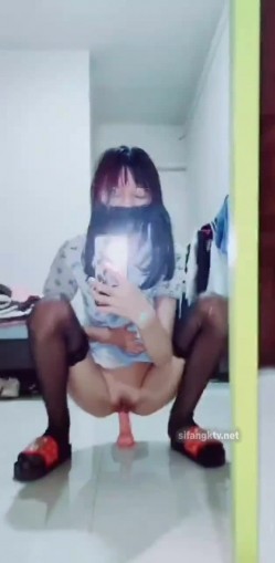 出道即巅峰新人露脸推特顶B王，人瘦奶大小魔女【蒂米】定制私拍，裸舞顶胯，道具紫薇无套啪啪内射 截图16
