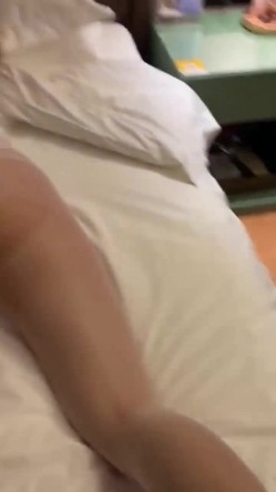 湖南大学校花_王玥涵_遭金主包养调教_身着情趣制服同时侍奉两根肉棒_前后夹击骑乘榨精坐实母狗身份！ 截图3