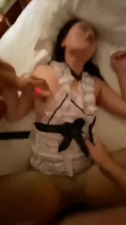 湖南大学校花_王玥涵_遭金主包养调教_身着情趣制服同时侍奉两根肉棒_前后夹击骑乘榨精坐实母狗身份！ 截图9