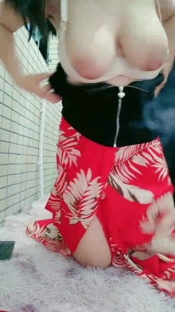 淫荡姐妹街上勾搭环卫工老人给200块带回家操 屡步蹒跚暮年惨遭采精 金枪不倒老汉推车卖力后入撞击 截图1