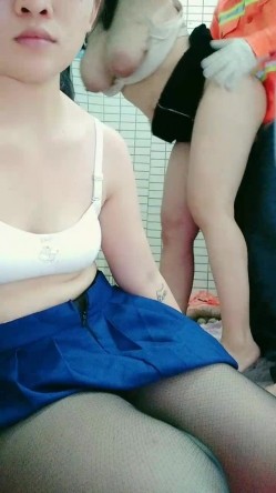淫荡姐妹街上勾搭环卫工老人给200块带回家操 屡步蹒跚暮年惨遭采精 金枪不倒老汉推车卖力后入撞击 截图3